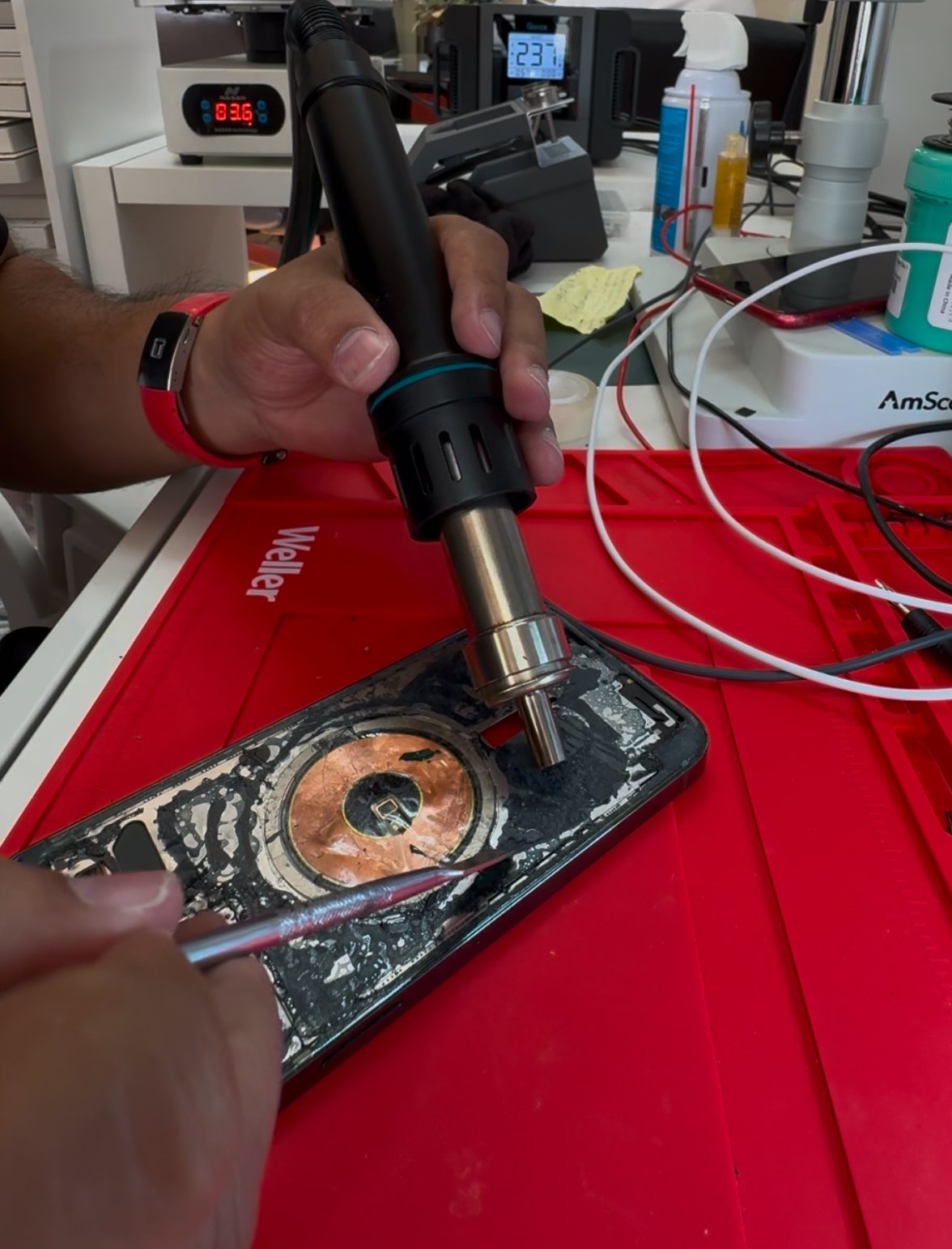 Técnico reparando celular